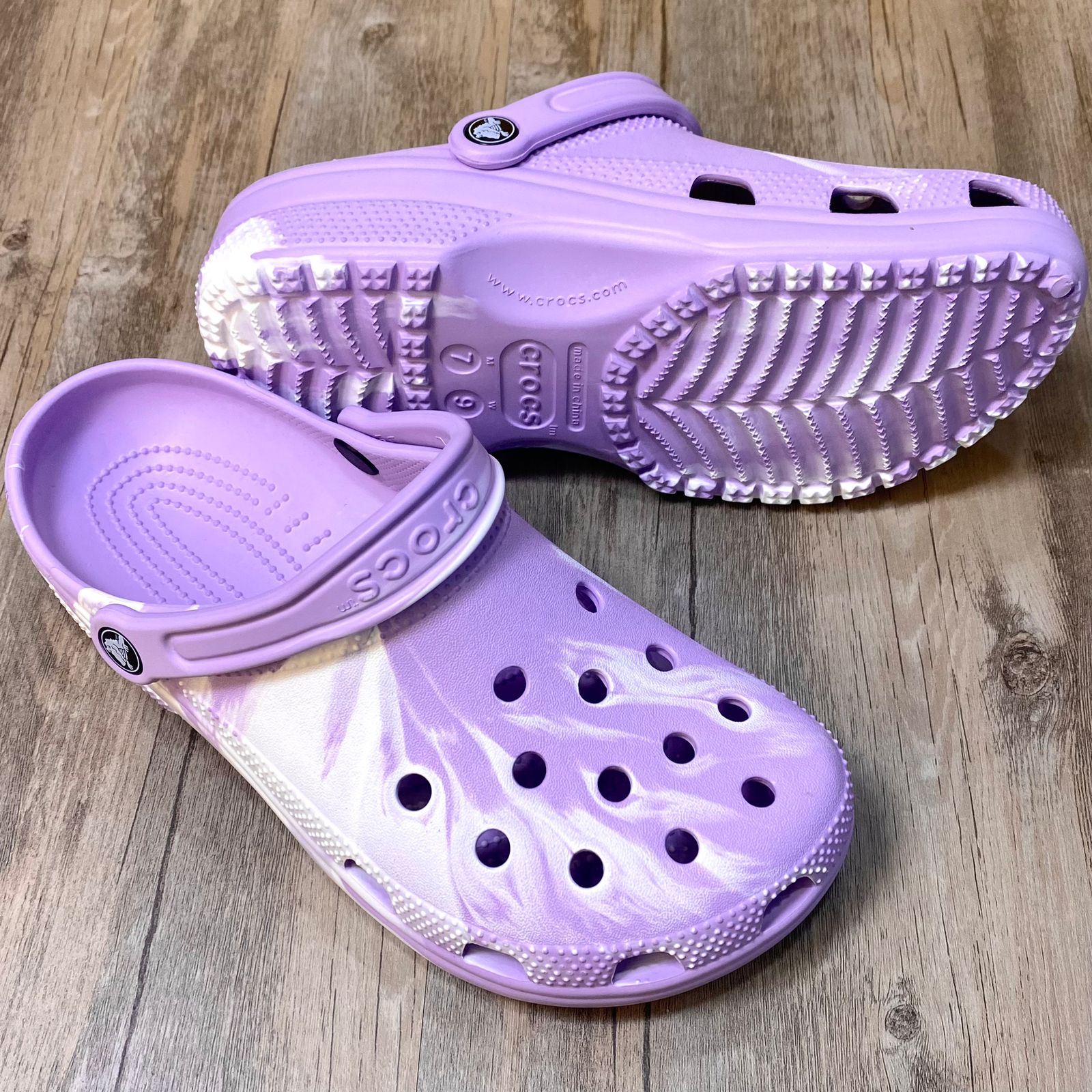 Dép Crocs Classic Roomyfit Loang HN2 White/Purple